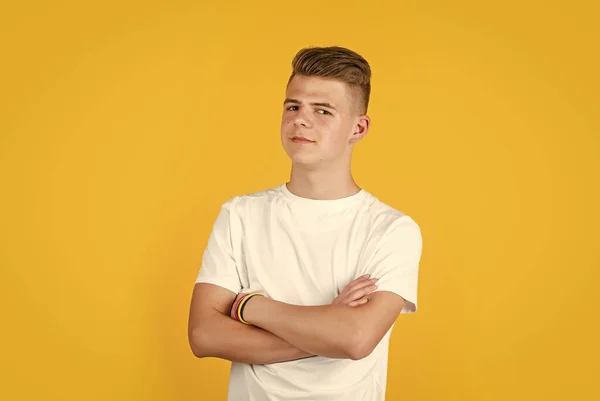 Chico adolescente con camisa blanca. estilo de moda casual. Feliz infancia. chico elegante con el pelo arreglado — Foto de Stock