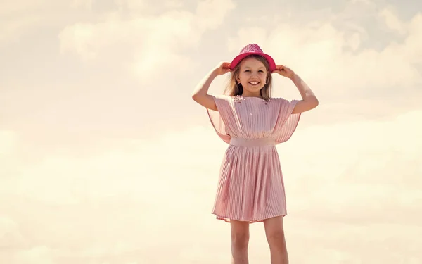 Criança feliz no vestido de verão no fundo do céu, moda — Fotografia de Stock