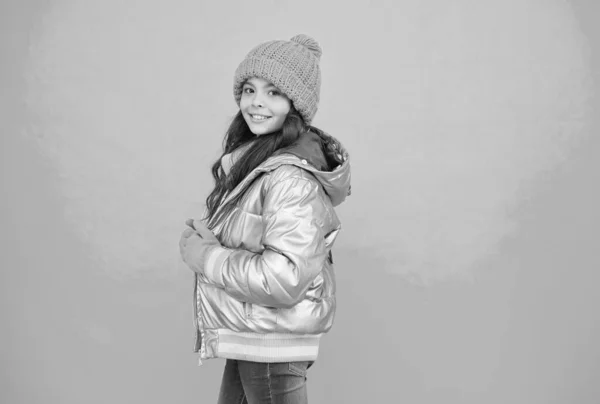Criança feliz se sentir confortável e quente na jaqueta acolchoada e roupas de malha no inverno, estação fria — Fotografia de Stock