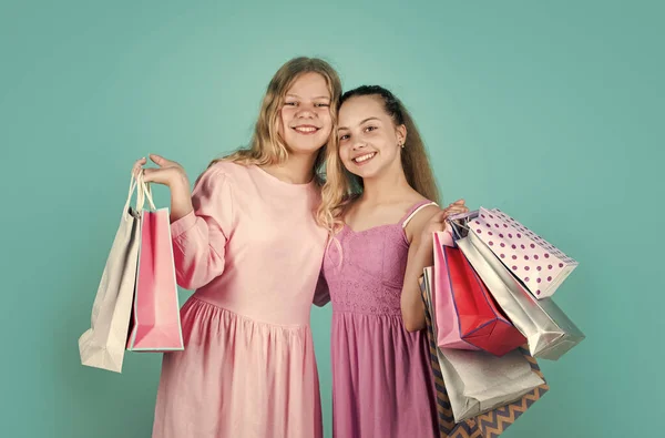 Dziewczyny trzymać torby na zakupy po udanym zakupy, zakupoholiczka — Zdjęcie stockowe