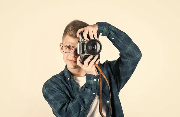 Έφηβος αγόρι φορούν casual πουκάμισο με ρετρό φωτογραφική μηχανή απομονωμένο n λευκό, φωτογράφος — Φωτογραφία Αρχείου