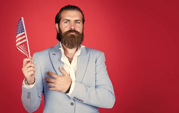 Viajes y educación. espacio de copia. hombre barbudo en ropa formal con bandera americana. elegante hombre de negocios usar ropa elegante para la elección de EE.UU.. independencia. verdadero caballero con símbolo nacional — Foto de Stock