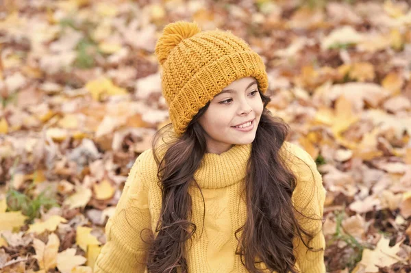 Cabelo bonito com cuidado bonito. Menina feliz usar chapéu no cabelo morena longa. Criança relaxe na paisagem do outono. Rotina de cuidados capilares de outono. Cuidar do cabelo em queda — Fotografia de Stock