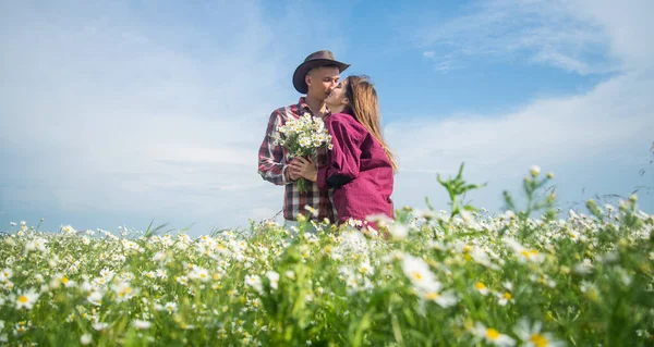 Papatya çayı arasında romantik bir çift. Aşk ve romantizm. bahar kırsal. — Stok fotoğraf
