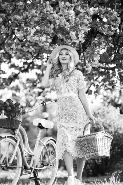 Ωραίο μπουκέτο. Χαλαρώστε στο πάρκο. μόδα και ομορφιά. γυναίκα βόλτα εκλεκτής ποιότητας ποδήλατο. ρομαντικό κορίτσι κάτω από άνθη σακούρα. όμορφη ανοιξιάτικη φύση. Κερασιές ανθίζουν λουλούδια. ρόδινο άνθος σακούρα — Φωτογραφία Αρχείου