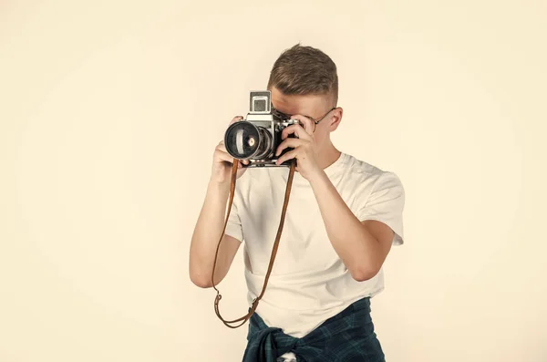 Snyggt skott. Snygg pojke gör foto. trendig tonåring med kamera. barnfotograf. — Stockfoto