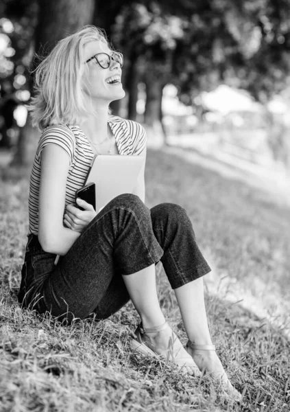 Natuur inspirerende omgeving. Meisje zorgeloos student werknemer laptop ontspannen buiten zitten groen gras. Verenigd met de natuur. Summertime concept. Neem pauze en ontspan je. Simpel geluk. Dichter bij de natuur — Stockfoto