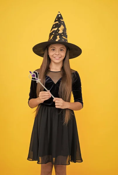 Halloween criança em chapéu de bruxa segurar varinha mágica para bruxaria, feliz halloween — Fotografia de Stock