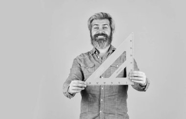 Ölçüm aracı. Öğretmen sapı. Okul eğitimi. Mükemmel açıyı bul. Mimarlık eğitimi. Geometri öğretiyorum. Sakallı adam cetvel kullanıyor. Eğitim konsepti. Resim dersi. Eğlenerek ders çalışmak. Dik açı