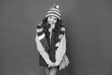 Soğuk mevsimde örgü giyen şık bir çocuk, soğuk mevsimlerde sağlık ve örgü örer.