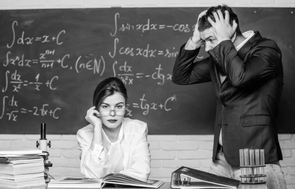 Un hombre infeliz comunicándose. Director de la escuela hablando de castigo. Profesor estricto hombre barbudo serio que tiene conflicto con chica estudiante. Situación de conflicto. Conflicto escolar. Profesor exigente — Foto de Stock