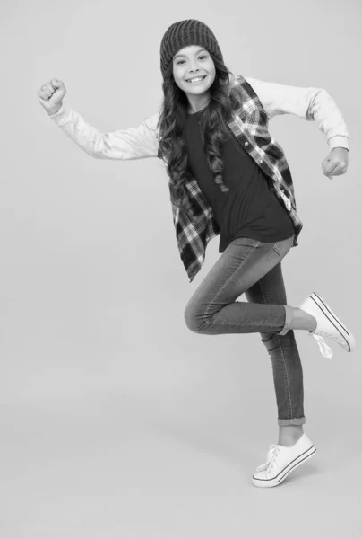 Hurrying child in hat running forward for seasonal shopping sales, shopping — Stock Photo, Image