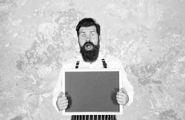 Caucasiano hipster macho cozinheiro com rosto surpreso segurando vazio blackboard publicidade culinária escola master class, oferta surpresa — Fotografia de Stock