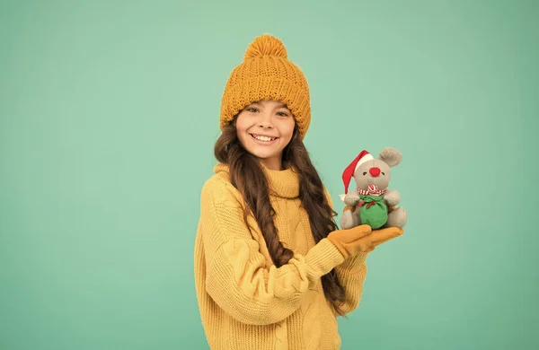 Un peluche. Anno ratto 2020. Ha caratteristiche di animale con spirito arguzia delicatezza delicatezza flessibilità e vitalità. Ragazza bambino tenere ratto o topo giocattolo. Concetto di oroscopo cinese. Anno simbolo del ratto — Foto Stock