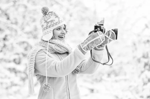 Koncepcja świąt. Przechwytywanie zimy. Zrób wspaniałe zimowe zdjęcia. Zimowe hobby. Kobieta fotograf. Inspiracja tworzy coś wyjątkowego. Spędź dzień na świeżym powietrzu. Dziewczyna z vintage aparat w snowy charakter — Zdjęcie stockowe