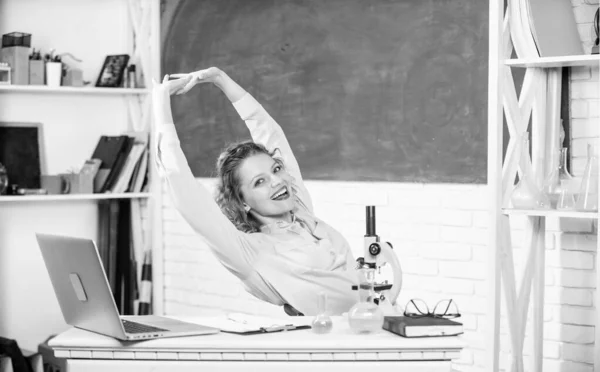Kemény munkanap után nyújtózkodik. A tanárnő megpróbál ellazulni az osztályteremben. Mentális egészség és relaxációs módszerek. Csak nyugi. Találd meg a módját, hogy lazíts a munkahelyen. Iskolai pedagógus foglalkozás — Stock Fotó