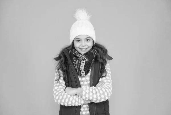 Sinto-me aconchegante. Sem hipotermia. menina alegre vestindo camadas de roupa. roupas quentes na temporada de inverno. previsão do tempo frio. moda infantil e compras. Hora do Natal. pronto para férias de ano novo — Fotografia de Stock