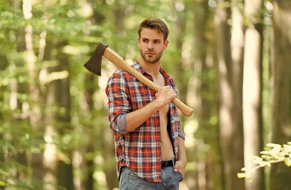 Сексуальный мужчина дровосек держать топор в руках, лесная жизнь — стоковое фото