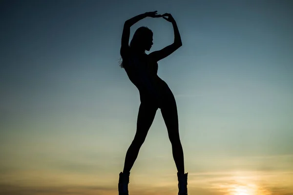 Silhouette de femme sensuelle dansant au crépuscule, liberté — Photo