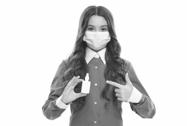 Solunum maskeli bir çocuk burun damlası ya da akıntılı burun için Coronavirus covid-19 salgını belirtileri, eczane.