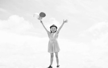 Vay canına. Tatile hazırlanın. Kutlamaya hazırım. Rüya görme kavramı. çocukluk mutluluğu. Çocuk modası güzeli. Hayal gücü ve ilham. Doğum günün kutlu olsun. Parti balonlu küçük kız