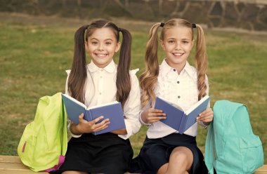 Okumak anahtardır. Mutlu çocuklar bankta kitap okurlar. Küçük kızlar açık havada kitap okumayı severler. Ev ödevi. Hayal gücünü geliştiriyor. Bilgi ve bilgi. Birlikte okumayı destekliyoruz.