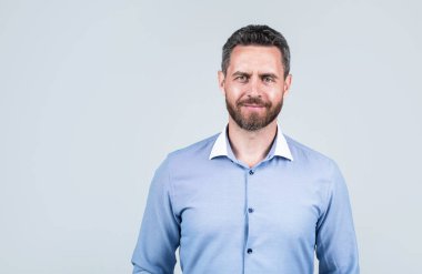 Tişörtlü, sakallı yakışıklı işadamı, fotokopi odası, iş yeri