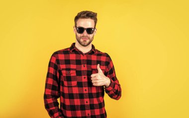 Bu mükemmel. İyi bakımlı bir saç stili. Erkek güzellik ve moda. Sakallı adam için kareli gömlek. Tıraşsız, güneş gözlüklü yakışıklı adam. Kuaför konsepti. Genç ve kendinden emin