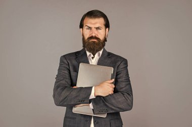 Bu benim bilgisayarım. Yakışıklı CEO 'nun bilgisayarı. Patron ve çalışan. Çevik iş. Online eğitim konsepti. İnternetten alışveriş yap. Bilgisayarı olan kendine güvenen bir iş adamı. Takım elbiseli vahşi erkek.