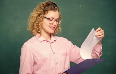 Etkileyici özgeçmişini oku. Öğretmen ödevlerini kontrol ediyor. Başvuranlar için tahmini kompozisyon. Okul projesi. Edebiyat öğretmeni kompozisyon okudu. Akıllı kadın tablet belgeleri tutuyor. Kişisel profili oku