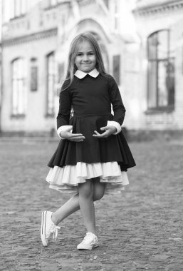 Kendini rahat hissediyorsan iyi olmak kolaydır. Küçük çocuk dışarıda üniforma giyiyor. Okul tarzına geri dön. Moda okulu kıyafeti. Resmi eğitim. 1 Eylül. Bilgi toplama günü. Zarafetin modası asla geçmez.