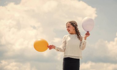 Havayla oyna. Mutluluk basittir. Mutluluk kavramı. Özgürlük kavramı. Parti için hava balonları. Neşeli kız iyi eğlenceler. Yaz tatili ve tatil. Çocukluk mutluluğu. Neşeli gençlik kutlaması
