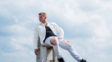 Beyaz giysili yakışıklı genç adam, moda.