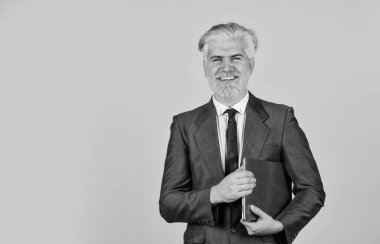 Modern iş dünyasındaki internet teknolojisi. Sakallı adam bilgisayarı. Bilgisayarla çalışmak. Dijital dünyada yaşamak. Başarılı bir iş. Ağ kurmak. Ofisteki iş adamı bilgisayar defteri. Kendine yatırım yap.