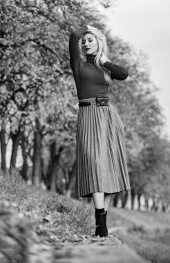 Yürürken rahatla. Gündelik günün tadını çıkar. Giysilerinde pliseler var. Eteği olmalı. Moda kızı kıvrımlı etek giyer. Pileli etek koleksiyonu. Kadın sıcak sonbahar eteği açık havada