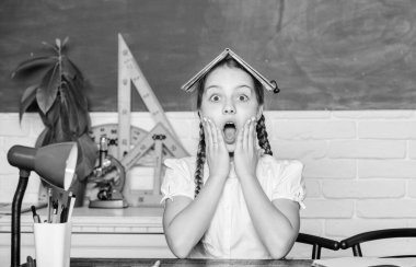 Oh hayır. Okulda birlikte ders çalışan küçük bir kız. Resmi olmayan ve gayri resmi eğitim. Gelecekteki başarı çalışmaktır. Sınıftaki küçük çocuk. Okula dönüyorum. Modern teknolojiyle dijital çağ