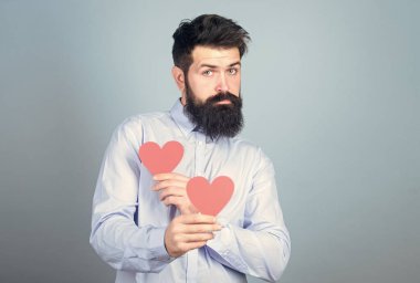 Sevgililer günü kartı olan sakallı bir hippi. Aşkı kutla. Sakallı ve bıyıklı, romantik bir adam. Sevgiyi hissetmek. Çıkma ve ilişki kavramı. Aşkta mutlu. Aşık olmak.
