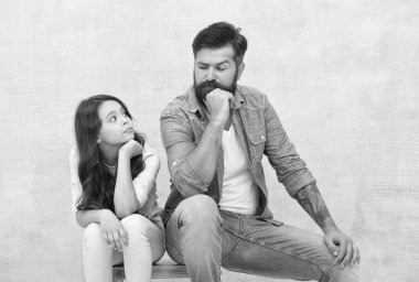 Şirin bir kız çocuğu, ciddi bir aile babası, taburede oturan gri bir geçmişi ve ilişkisi var.