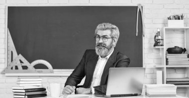 Öğretmen, efsane. Kıdemli öğretmen okul masasında oturuyor. Öğretmen ya da öğretmen. Öğretmenim benim. Öğretmenlik kariyeri. Eğitim uzmanıyım. Tecrübeli bir eğitimci. Öğretmenler günü. Okula geri dön.