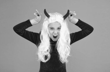 Kırmızı boynuzlu kızgın şeytan. Şeytan kostümü. Cadılar bayramın kutlu olsun. Şeytan boynuzlu ürkünç çocuk. Çocuğun beyaz saç peruğu var. çocukluk mutluluğu. Genç kız kostüm partisini kutlamaya hazır. Hayaletlerin gerçek spiri 'si vardır.