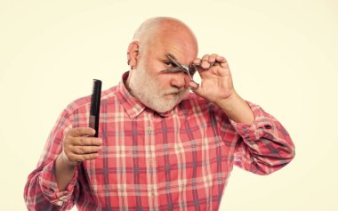 Berber profesyonel ekipman kullanır. Tımar servisi. Berber çelik makasla çalışır. Berber dükkanı konsepti. Erkek güzeli. Sakallı yakışıklı kuaför, sakal şekillendirme aleti kullanıyor. Saç kes.