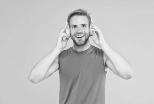 Jovem atleta feliz no esporte desgaste e fone de ouvido ouvir música durante o exercício, felicidade — Fotografia de Stock