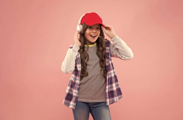 De buen humor. niño con gorra y auriculares. Feliz infancia. adolescente chica escuchar canción. —  Fotos de Stock