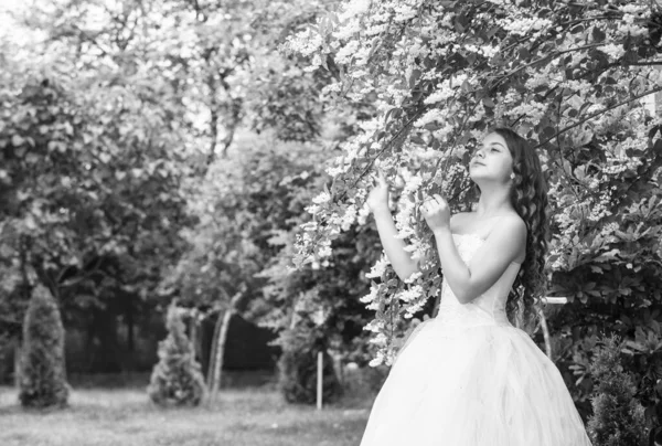 Hermosa chica verano parque flor blanca flores fondo, concepto de belleza natural —  Fotos de Stock