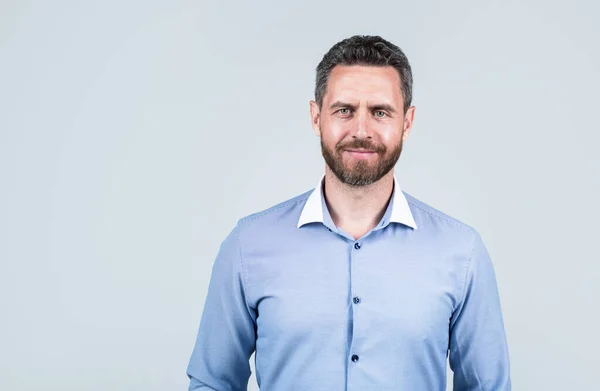 Guapo sonriente hombre de negocios barbudo en camisa, espacio de copia, negocio — Foto de Stock