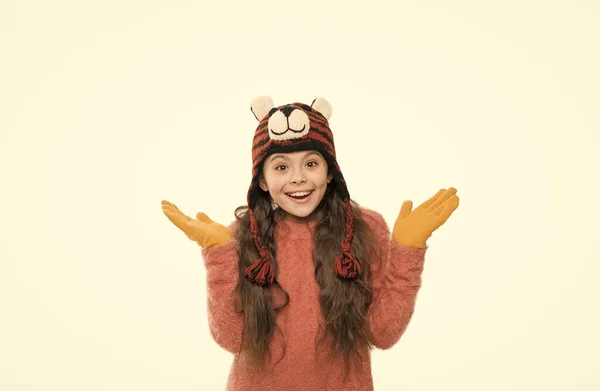 Τι να περιμένουμε. Χαρούμενη παιδική ηλικία. μικρό κορίτσι με πλεκτό καπέλο και γάντια. Χριστουγεννιάτικη δραστηριότητα. παιδικό άνετο πουλόβερ που απομονώνονται σε λευκό. κρύος χειμώνας. ζεστά ρούχα και αξεσουάρ μόδας για παιδιά — Φωτογραφία Αρχείου