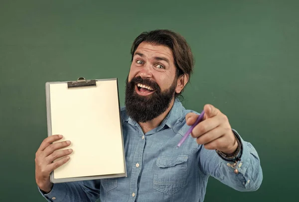 Cara bonito com barba e bigode mostrando papel de documento para fazer notas, espaço de cópia, anúncio — Fotografia de Stock