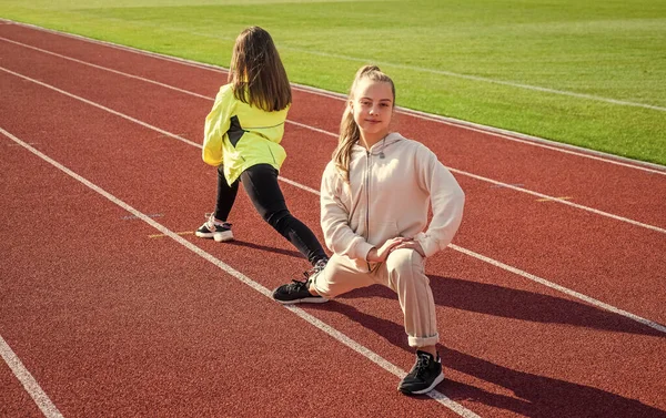 Crianças saudáveis meninas formação aptidão no estádio pista de corrida, esporte — Fotografia de Stock