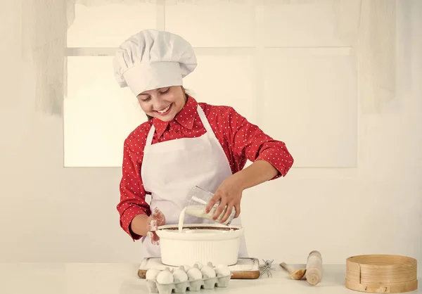조리법, 음식으로 요리하는 어린이 — 스톡 사진