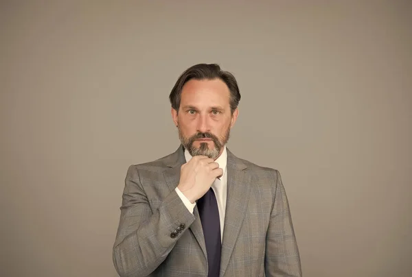 Homem de negócios maduro com barba e bigode usar terno formal elegante, negócio ágil — Fotografia de Stock